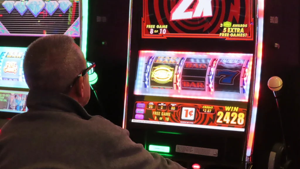 How to Play Slot Machines Like a Professional Gambler